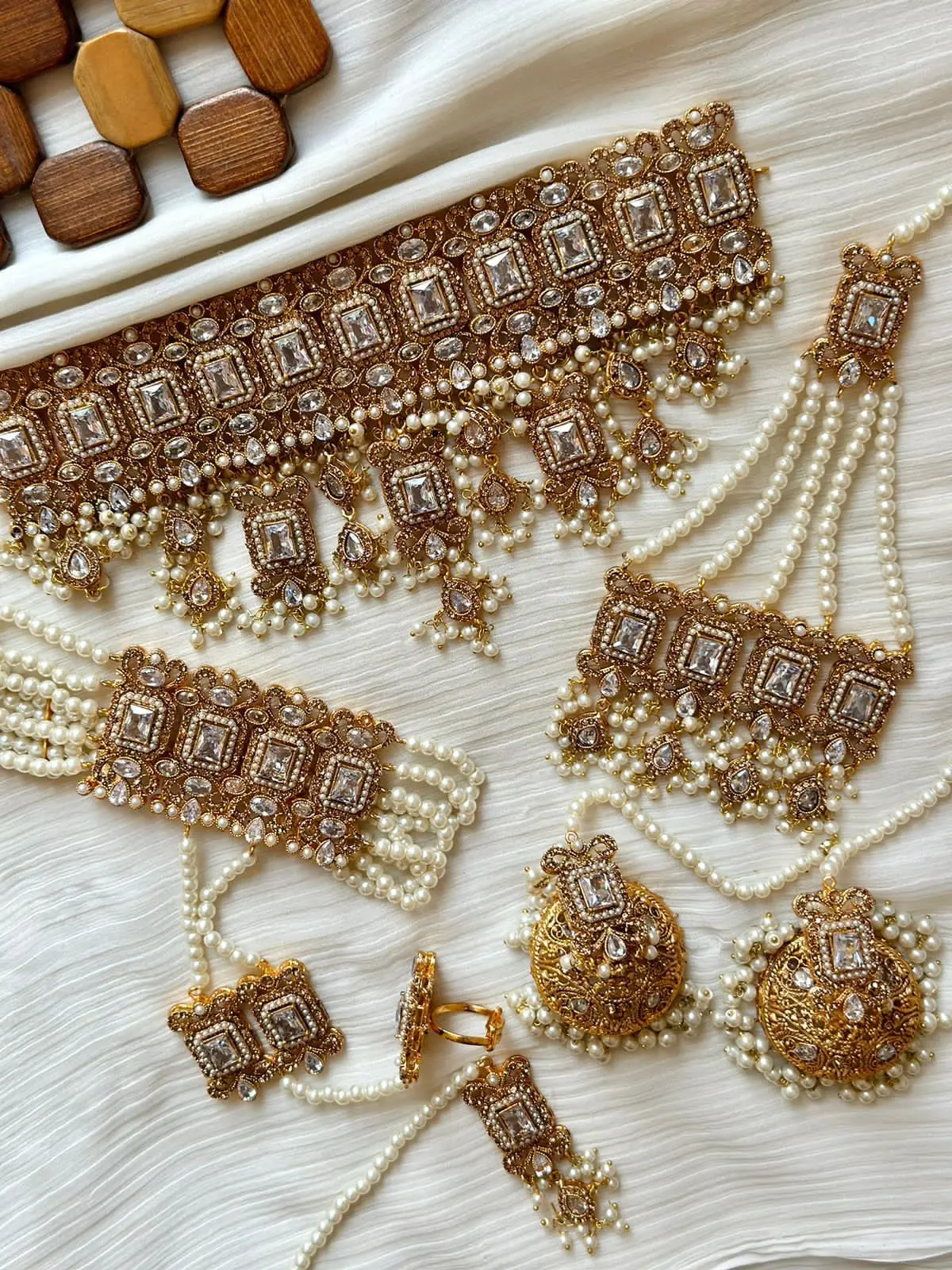 Premium Quality Kundan 6 pcs Bridal set with jhumkaz jhomer Tika & Anja -1949-G - Image 4