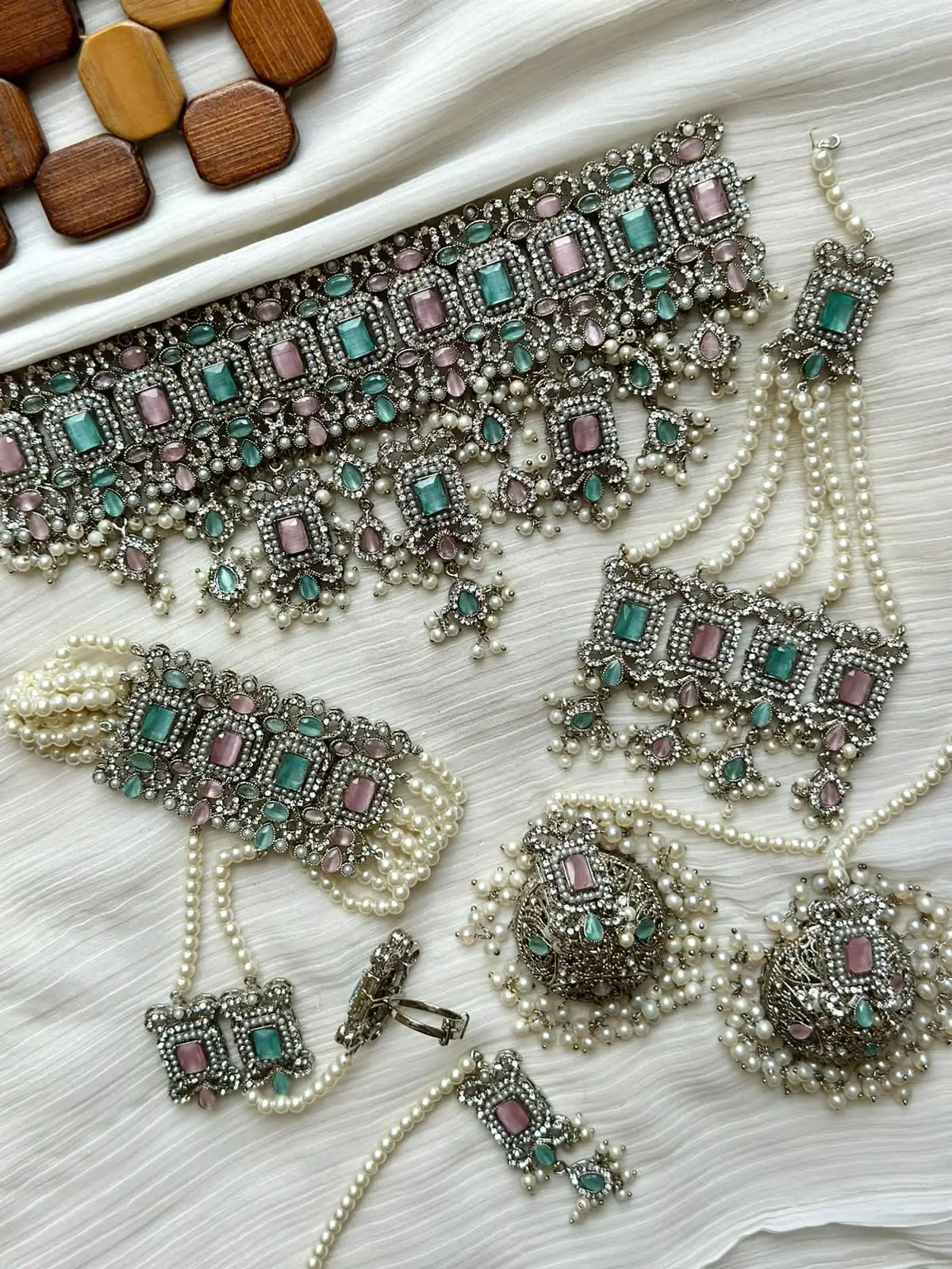 Premium Quality Kundan 6 pcs Bridal set with jhumkaz jhomer Tika & Anja -1949-Silver - Image 4